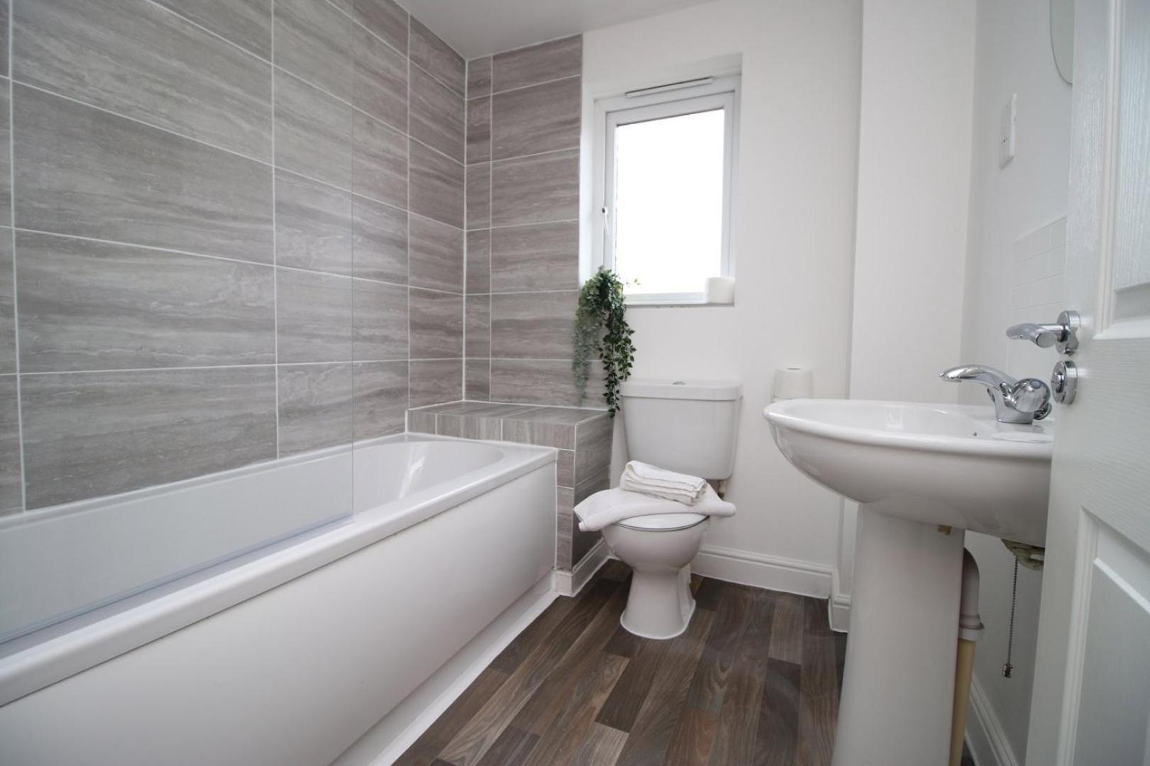 Spacious 5 Bedroom | With Fenced Backyard Newport  Exteriér fotografie