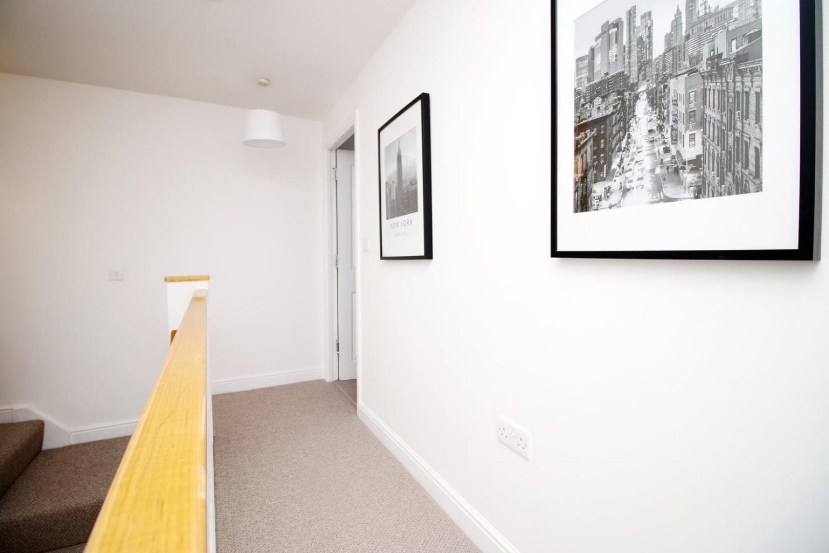 Spacious 5 Bedroom | With Fenced Backyard Newport  Exteriér fotografie