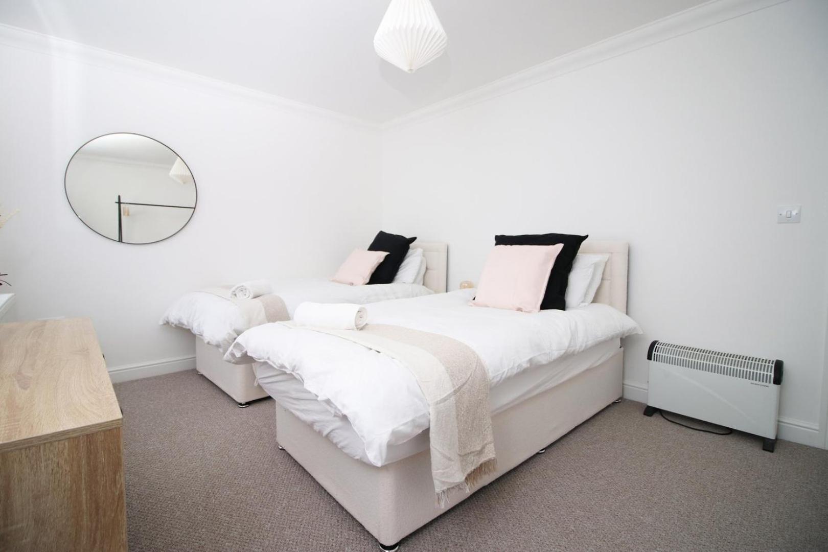 Spacious 5 Bedroom | With Fenced Backyard Newport  Exteriér fotografie